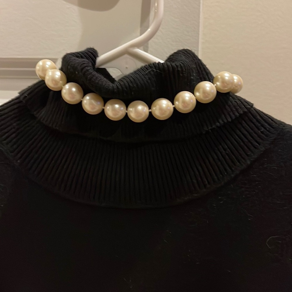 Pearl choker.